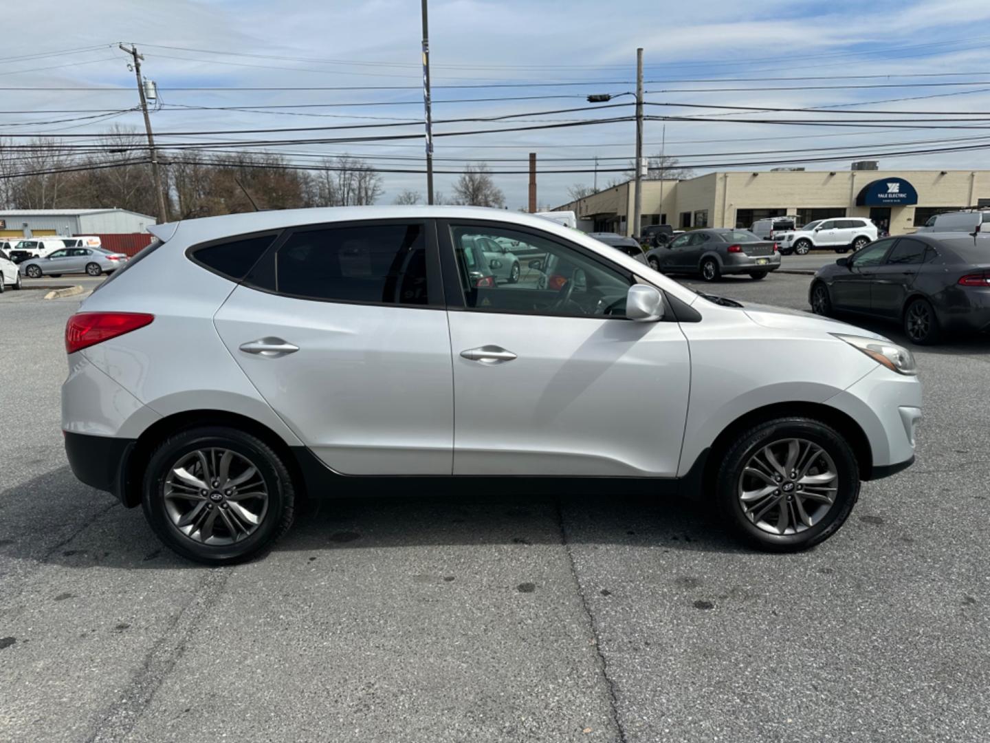 2014 SILVER Hyundai Tucson GL Auto FWD (KM8JT3AF7EU) with an 2.0L L4 DOHC 16V engine, 6-Speed Automatic transmission, located at 1254 Manheim Pike, Lancaster, PA, 17601, (717) 393-9133, 40.062870, -76.323273 - Photo#3